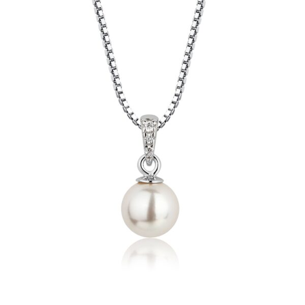 Elegant pearl necklace with silver chain
