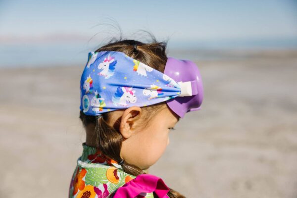 splash place swim goggles mask rainbow unicorn swim mask Child wearing unicorn swim goggles at beach